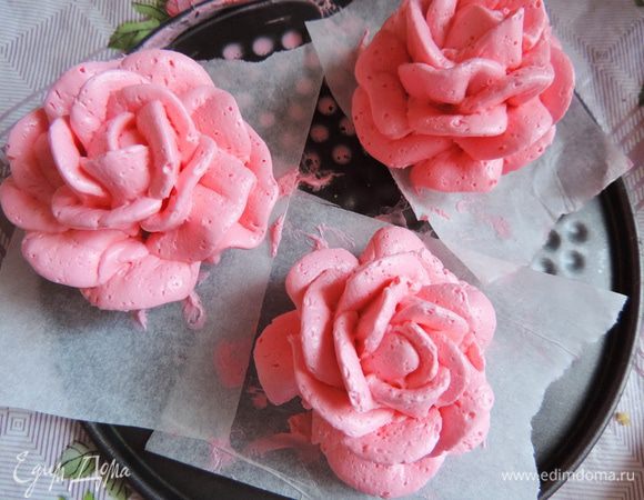 Далее профессионалы снимают их ножницами, аккуратно "срезая" и усаживают прямо на торт в нужном месте.
Если первый раз страшно и боитесь испортить, то отправьте свои творения в морозилку минимум на полчаса, они затвердеют и вы без происшествий перенесете их на торт.