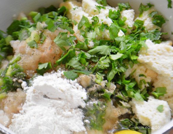 Рыбу мелко нарезать или прокрутить через мясорубку. У хлеба срезать корки и замочить его в бульоне. В миску выложить рыбное филе, отжатый мякиш, рубленный лук и петрушку, соль, яйцо, приправу для рыбы, сок лайма и муку. Перемешать хорошо.