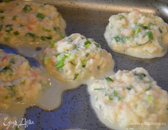 Ложкой выложить фарш на смазанный маслом противень и запечь при Т 180 градусов 15-20 минут.