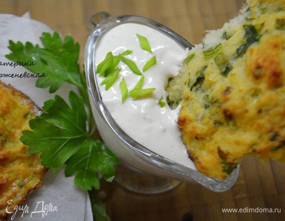 Подать оладьи с соусом.