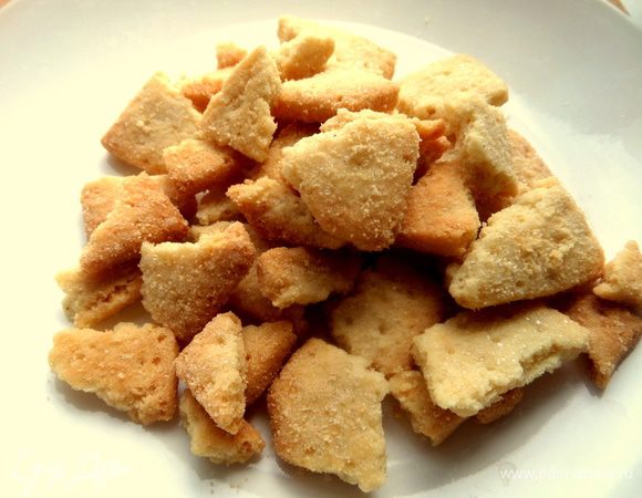 Любое печенье (интересно будет с орехами!) покрошить крупно.