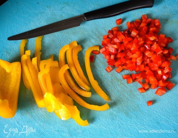 Тем временем подготовить овощи. Самый трудоемкий процесс в этом рецепте -это нарезать все овощи мелкими кубиками. Красный и желтый болгарский перец вымыть, разрезать пополам, очистить от семян. По одной половинки от каждого перца нарезать на тонкие брусочки, а затем мелкими кубиками...