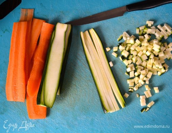 Точно таким же образом нарезать морковь и цукини.