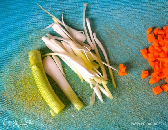 В конце нарезать молодой зелёный лук тонкими полосками.