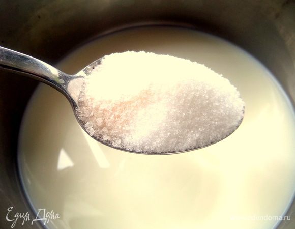 Для крема поставить молоко на огонь (оставить немного для крахмала), нагреть с сахаром и ванилью.