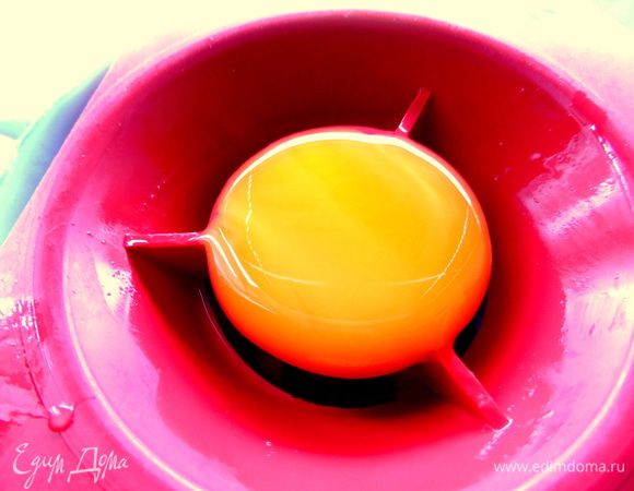 Отделить желтки от белков.