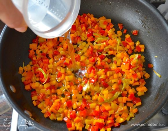 Затем добавить кубики морковки и готовить всё, помешивая 5 минут. Влить горячую воду и...