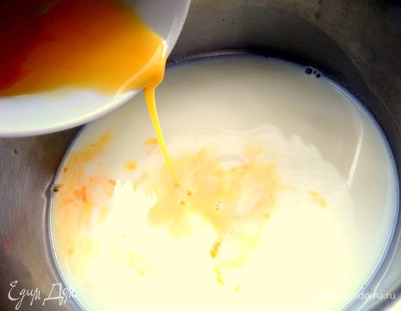 Размешать и вылить тонкой струйкой, помешивая, в молоко на плите, огонь маленький!