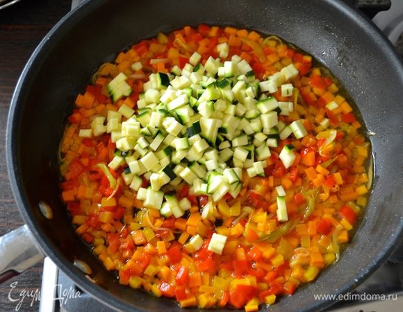 ...добавить нарезанные цукини. 