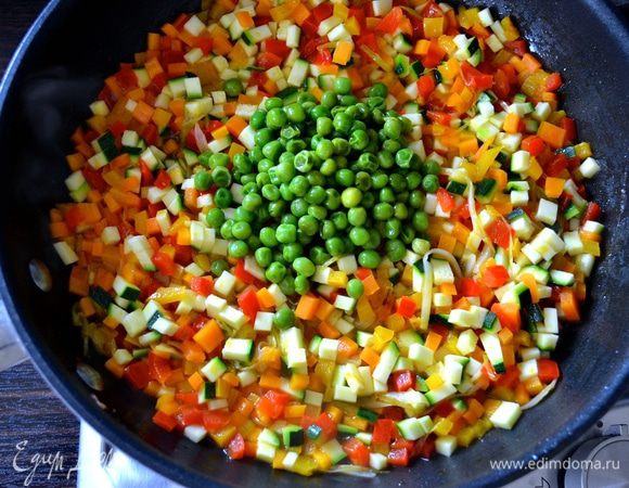 Добавить к овощам 2 ст.л. отложенного горошка, всё перемешать и готовить ещё 5 минут. Посолить и поперчить по вкусу.