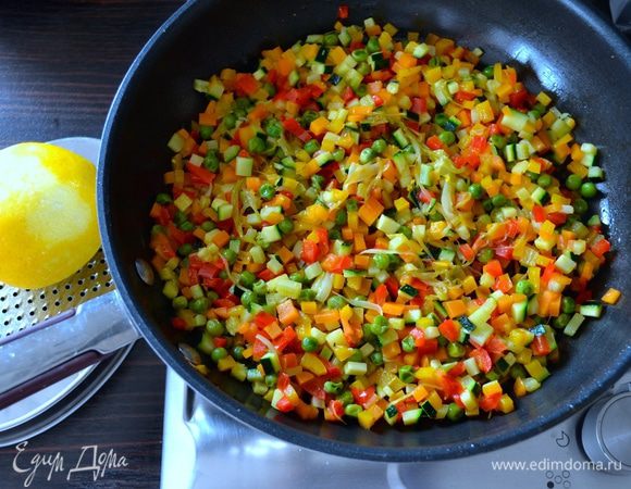Готовые овощи снять с огня, они не должны превратиться в "кашу" и сохранить свой первоначальный вид, но стать мягче... Овощная смесь получается вкусная и аппетитная уже сама по себе! Добавить натёртую цедру лимона и оставить остывать. 