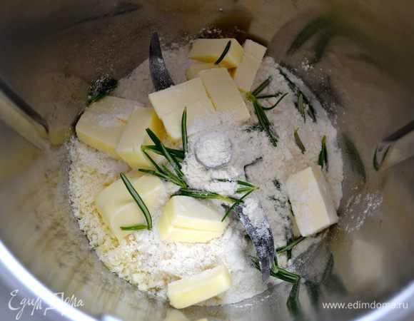 Для крошки-крамбл смешать оба вида муки, положить в чашу блендера, добавить охлаждённое масло кусочками и тёртый сыр пармезан, щепотку соли и "иголочки" розмарина. 