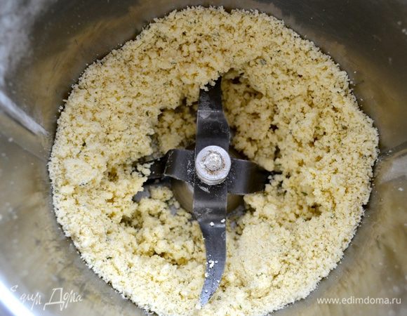 Включить блендер и измельчить всё до состояния мокрой крупной крошки.