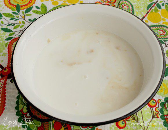 В теплую смесь кефира и воды добавить немного сахара и дрожжи, дать постоять пару минут.