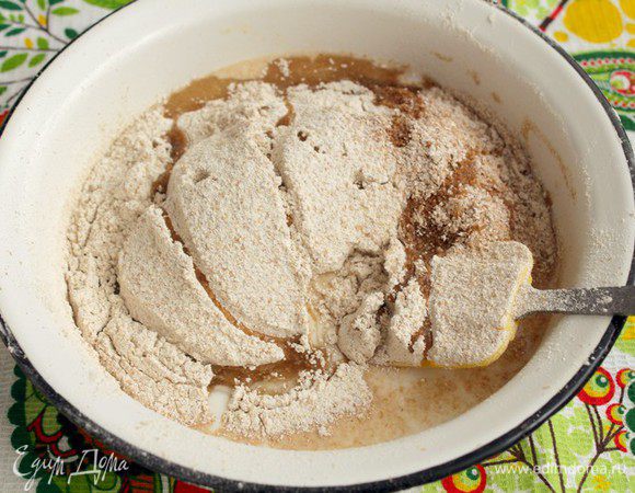 Добавим 2 вида муки, отруби, соль, оставшийся сахар, масло.