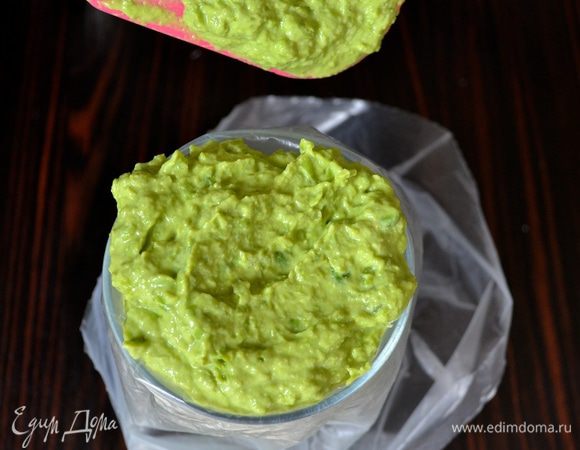 Можно разложить полученное пюре ложкой по порционным стаканчикам (которые обычно используем для десертов, объемом около 185 мл), а можно выложить пюре в кондитерских мешок...