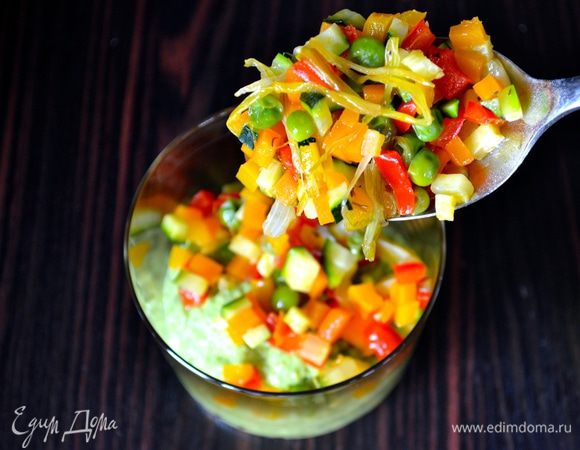 Вторым слоем разложить овощи.