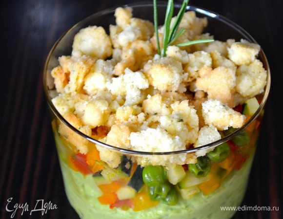 Сверху присыпать всё обильно крошкой. Украсить веточкой розмарина и, согласно рецепту, заготовленные таким образом стаканчики можно убрать в холодильник и хранить там перед подачей на стол! Лично я не стала охлаждать в холодильнике, так как все ингредиенты были и так уже остывшими.