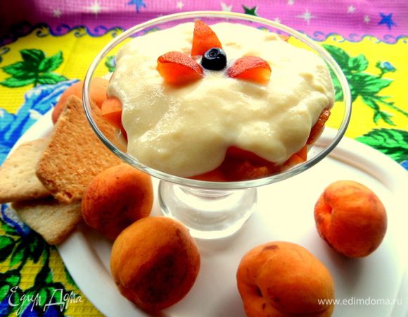 Украшаем кусочками абрикоса и ставим ненадолго в холодильник.