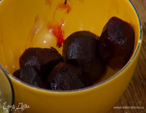 Свеклу вымыть, завернуть в фольгу и запечь в разогретой духовке на противне с солью до готовности.