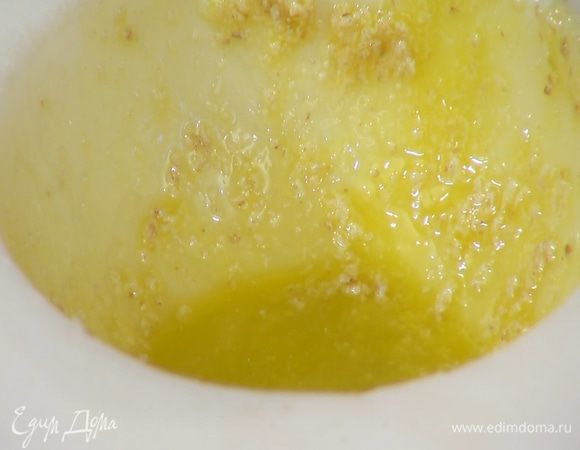 Приготовить заправку: чеснок почистить и растереть в ступке вместе с солью, затем добавить грецкий орех и измельчить пестиком в пюре. Влить 2 ст. ложки оливкового масла, яблочный уксус и еще немного все растереть.