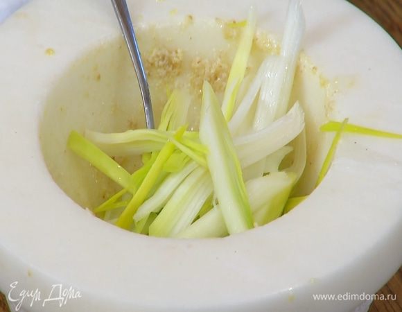 Бланшированный порей нарезать вдоль длинными полосками, выложить в чесночную заправку и перемешать.