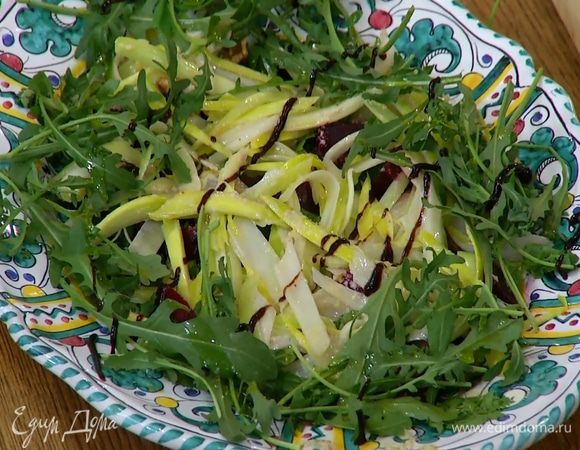На свеклу с орехами выложить заправленный порей, по краям разложить руколу, сбрызнуть оставшимся оливковым маслом и бальзамическим соусом.