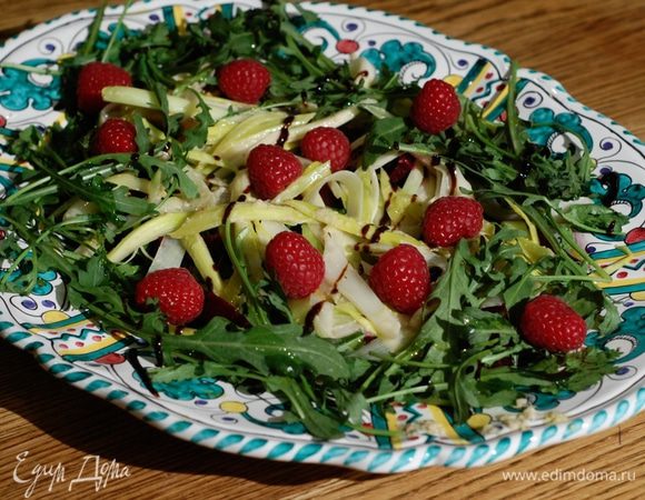 Украсить салат свежей малиной.