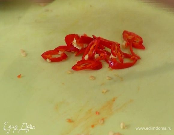 Перец чили, удалив семена, мелко порезать.