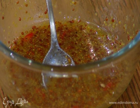 Приготовить маринад: нарезанный чили соединить с медом и горчицей, посолить, поперчить, влить 2 ст. ложки оливкового масла и все перемешать.