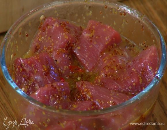 Мясо порезать крупными кусочками, выложить в маринад, перемешать и дать постоять.