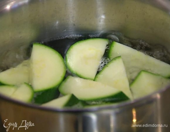 Цукини нарезать толстыми брусочками и опустить на несколько минут в кипящую воду, чтобы они слегка хрустели, затем воду слить.