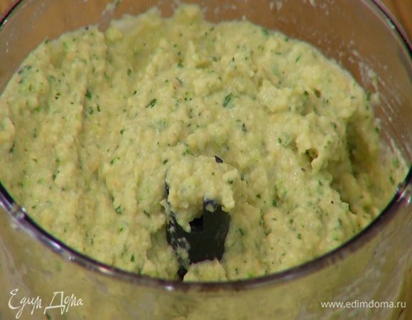 Приготовить хумус: в чаше блендера соединить нут, цукини, обжаренные орехи, листья базилика, чеснок, влить лимонный сок, оливковое масло, посолить, поперчить и взбить все в однородную массу.