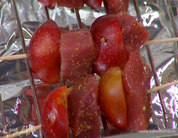 Кусочки мяса и половинки слив вперемежку нанизать на шпажки, выложить на решетку, полить маринадом, оставшимся от мяса.