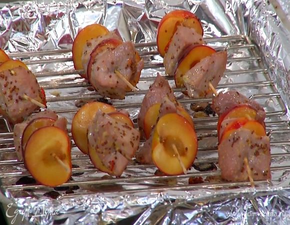 Отправить шашлычки в разогретую духовку, через 10–15 минут перевернуть их и полить оставшимся маринадом (если не осталось маринада, можно полить белым вином или холодной водой). Запекать еще минут 5‒10, до той степени прожарки, которая вам нравится.