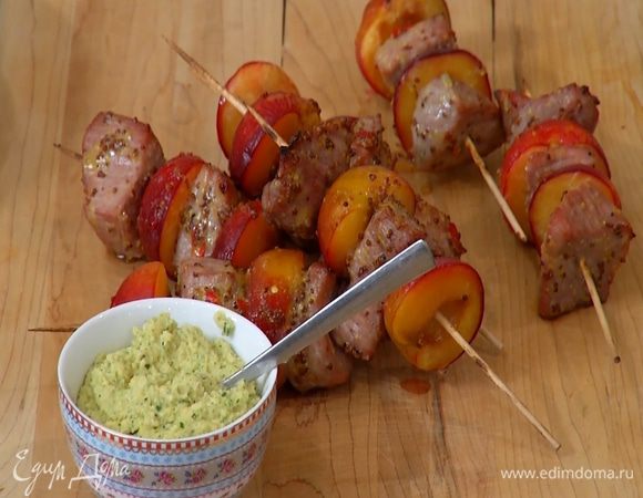 Готовые шашлычки выложить на деревянную доску или на подогретую тарелку. Подавать с хумусом.