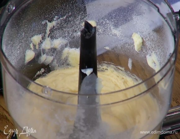 Добавить яйцо, понизить скорость в блендере и взбивать еще пару минут.