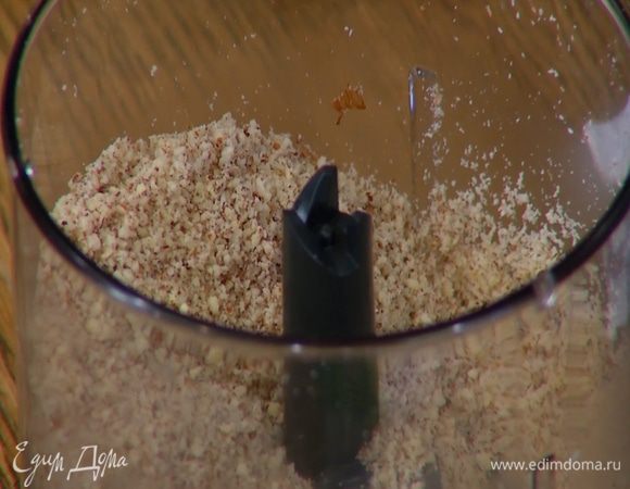 Миндаль измельчить в блендере в мелкую крошку.