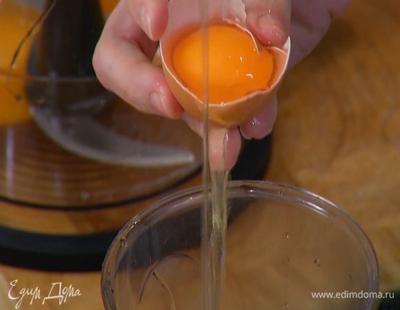 Белки отделить от желтков.