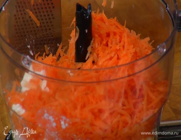 Морковь почистить и натереть на мелкой терке.