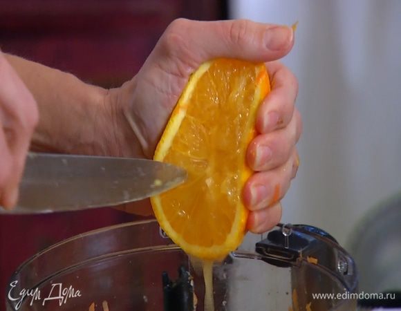 Цедру апельсина натереть на мелкой терке, выжать из него сок.