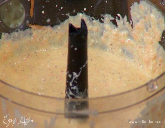 Приготовить начинку: в чаше блендера соединить творог, яичные желтки, натертую морковь, большую часть измельченного миндаля, сахар, апельсиновую цедру, влить апельсиновый сок и сливки и взбить все в однородную массу.