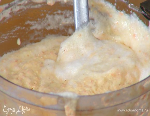 Белки взбить в пышную пену и небольшими порциями вмешать в творожную начинку.