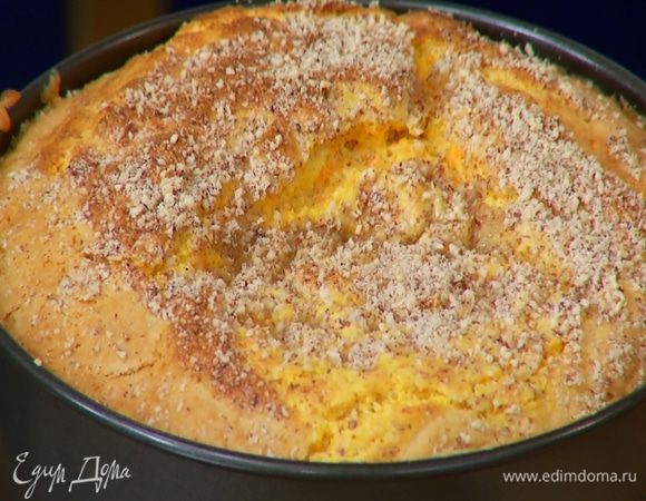 Понизить в духовке температуру до 150°С и выпекать творожник еще около часа, затем остудить.