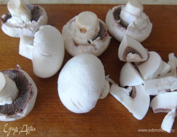 Грибы очистите, протрите салфеткой и крупно нарежьте.
