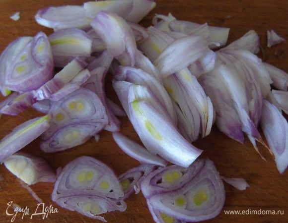 Лук очистите и нарежьте в длину.