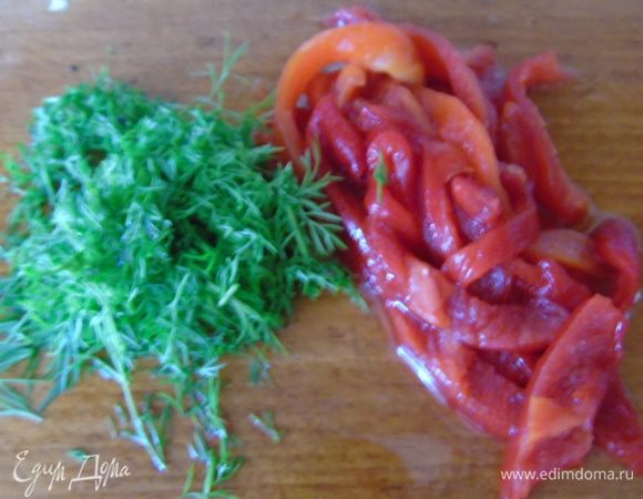 Перец порезать соломкой, укроп мелко порубите.