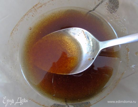 Для маринада чеснок пропустите через пресс, добавьте оливковое масло, уксус, соевый соус, паприку и молотый красный перец. Все хорошо перемешайте. 