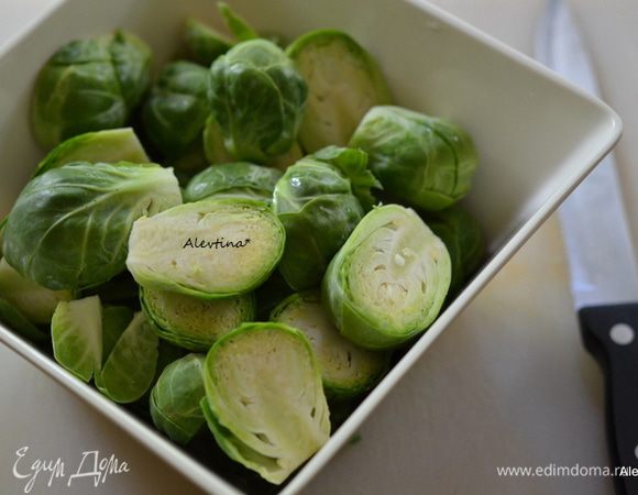 Очистить и разрезать напополам брюссельскую капусту.