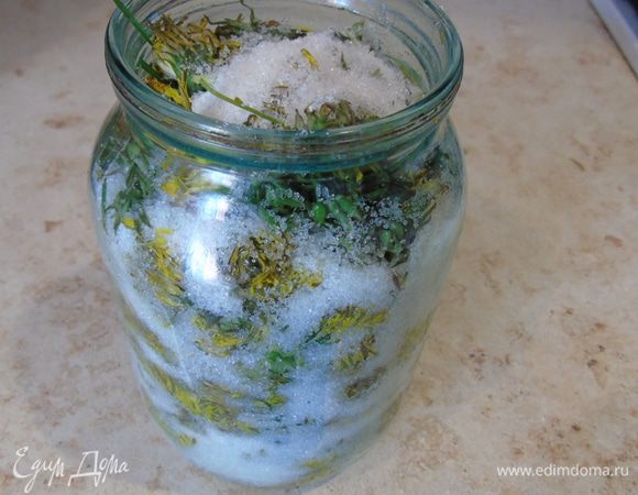 Сложить их в литровую банку, пересыпав сахаром. 